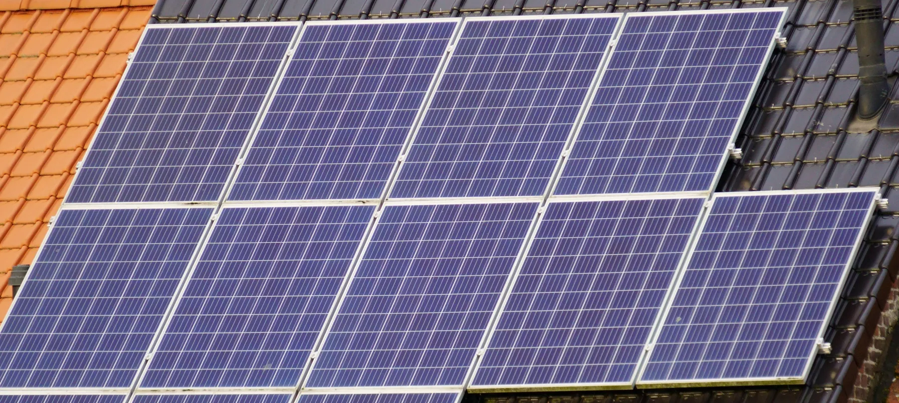 Detalhe de painéis solares fotovoltaicos — imagem ilustrativa